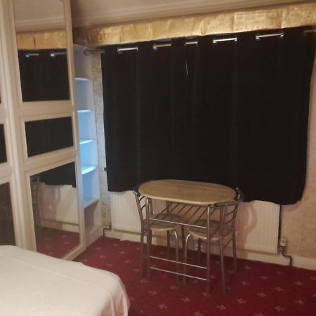 Апартаменты Lovely 1-Bed Studio In Лондон Экстерьер фото