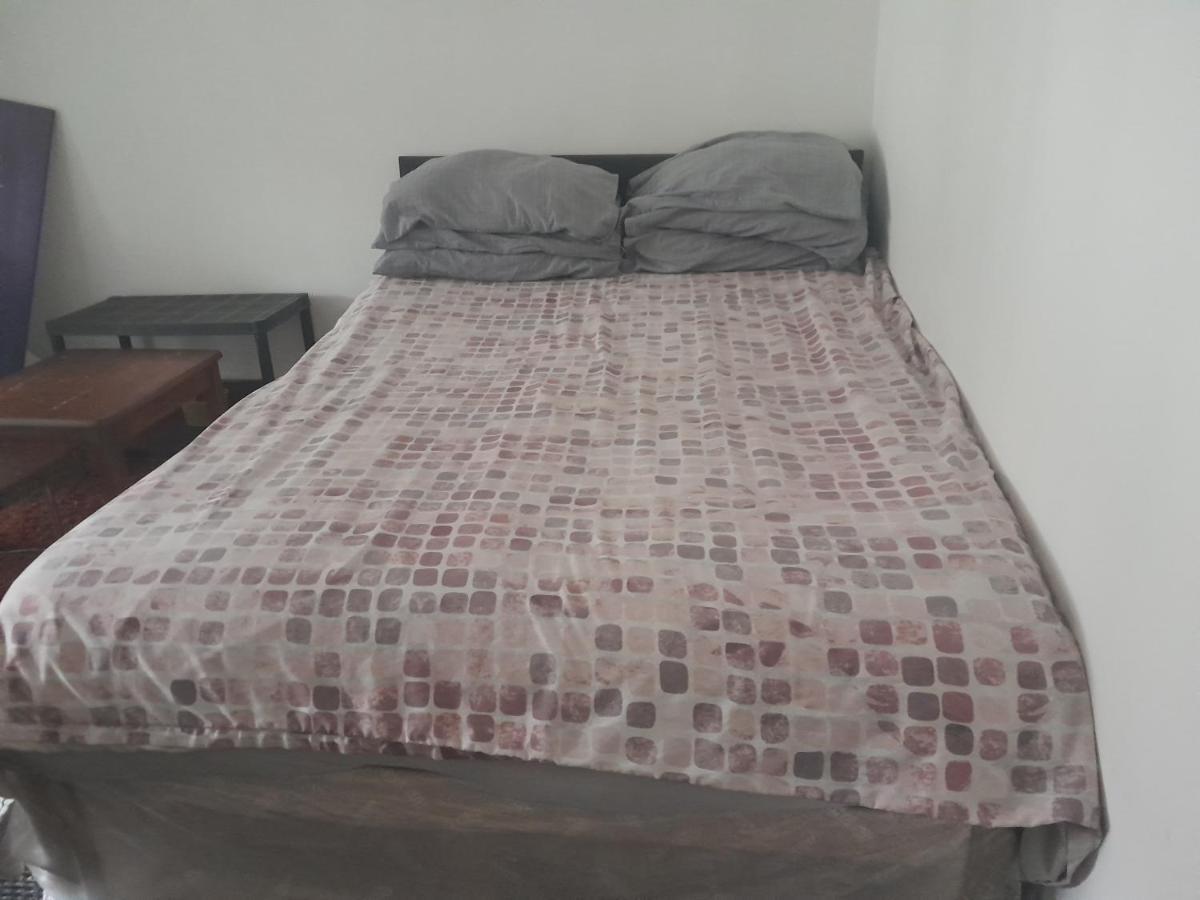 Апартаменты Lovely 1-Bed Studio In Лондон Экстерьер фото